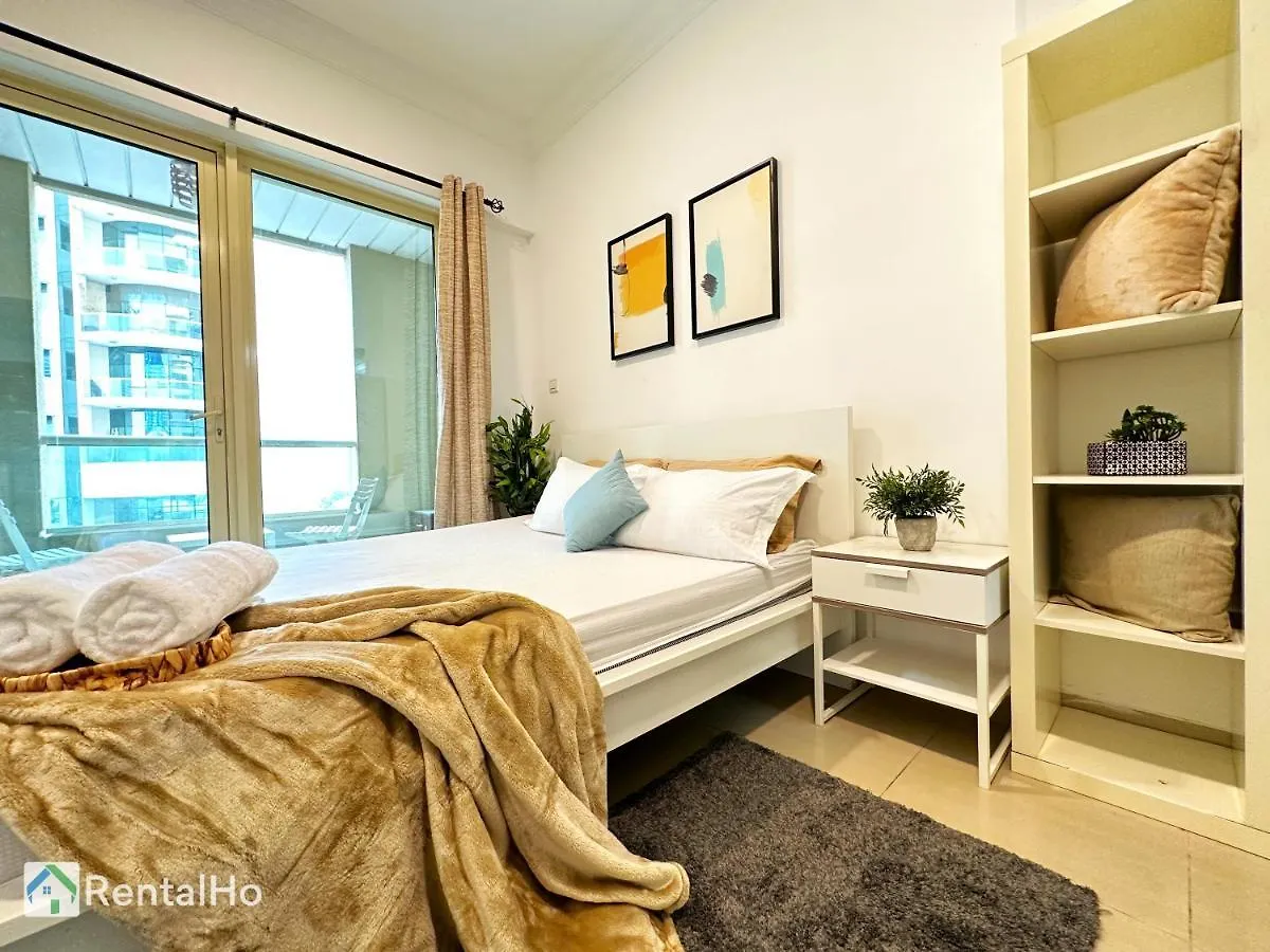 Quiet Studio With Balcony And Roof Top Pool In Dubai Marina United Arab Emirates