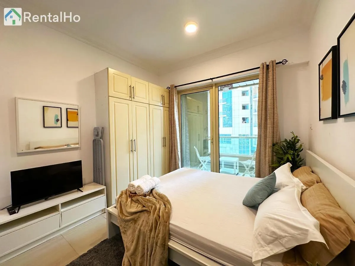 Quiet Studio With Balcony And Roof Top Pool In Dubai Marina