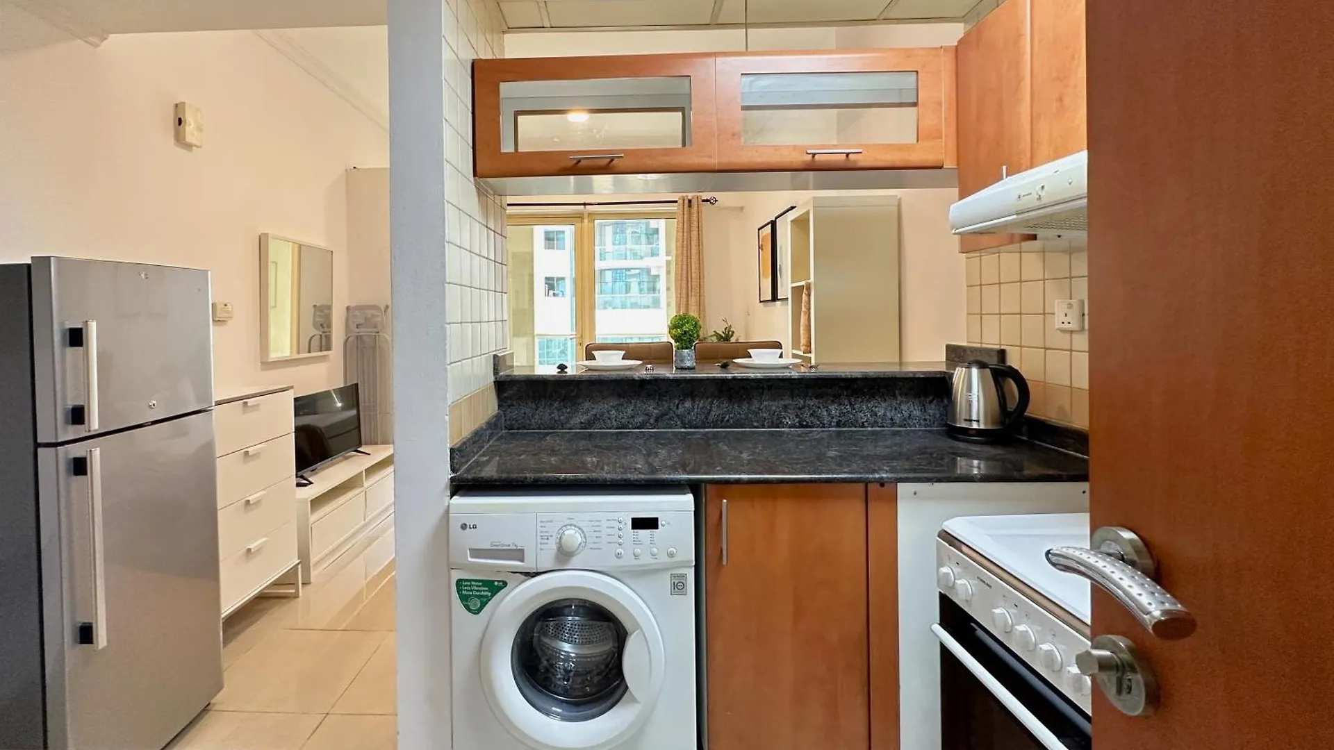 Quiet Studio With Balcony And Roof Top Pool In Dubai Marina
