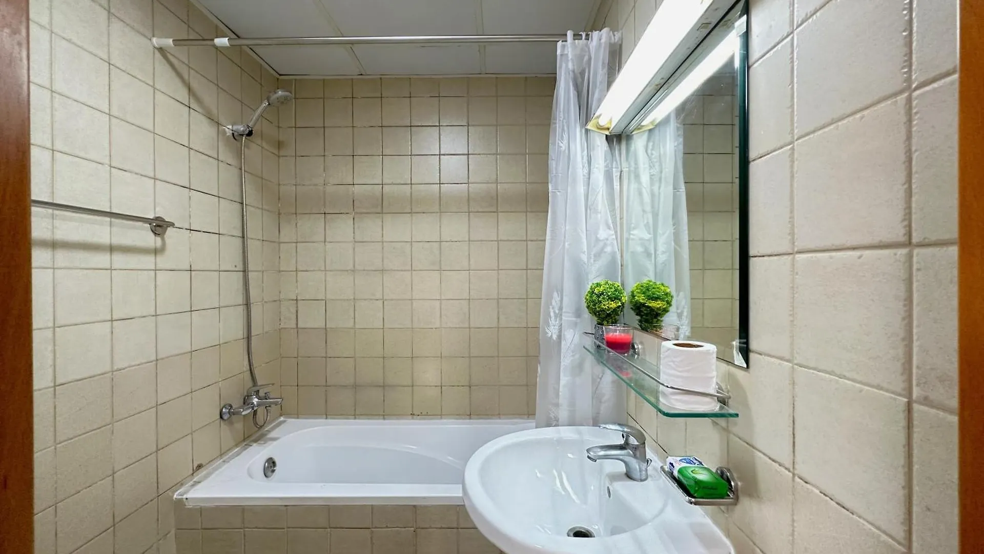 Quiet Studio With Balcony And Roof Top Pool In Dubai Marina Apartment