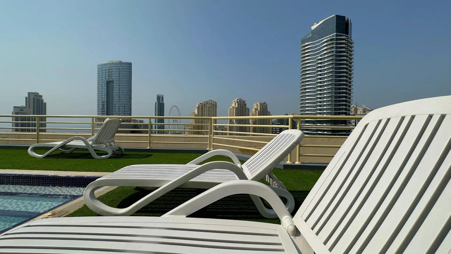 Quiet Studio With Balcony And Roof Top Pool In Dubai Marina