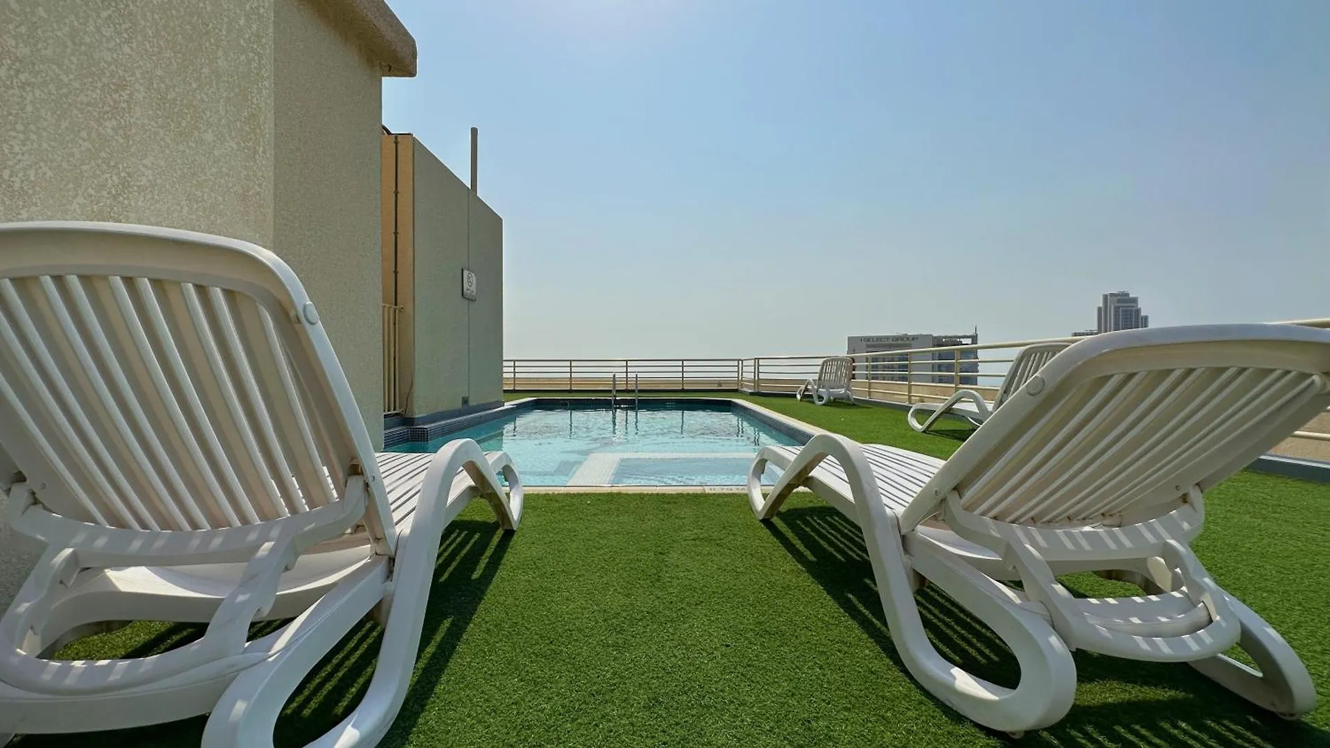 Quiet Studio With Balcony And Roof Top Pool In Dubai Marina Apartment