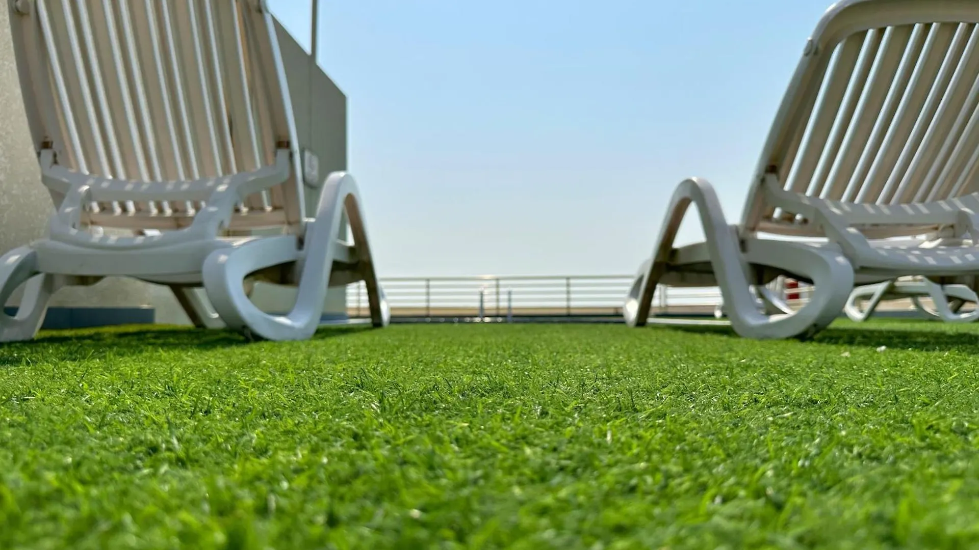 Apartment Quiet Studio With Balcony And Roof Top Pool In Dubai Marina